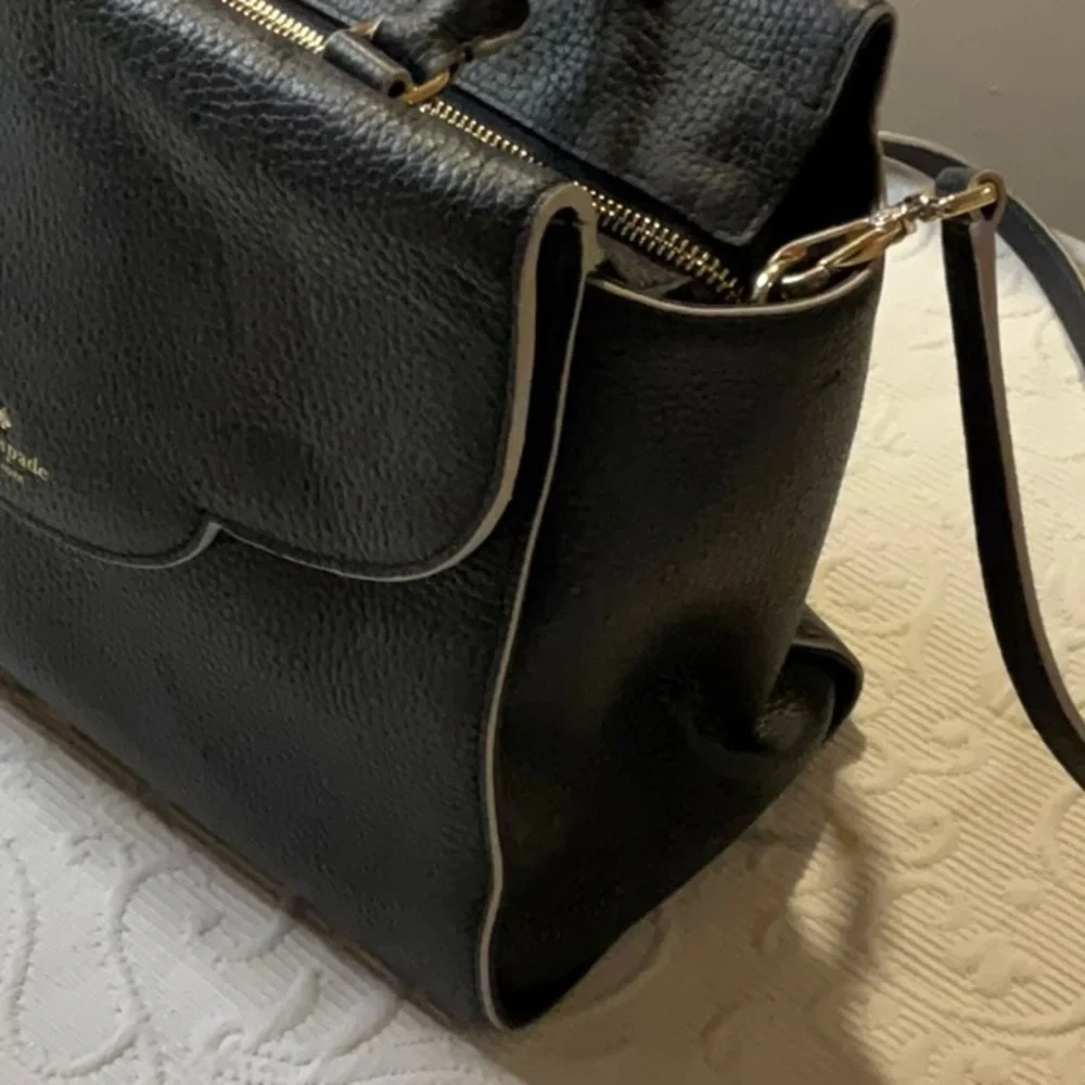 Kate Spade Black Pebbled Leather Satchel. Vintage. Crossbody Adjustable. Pockets